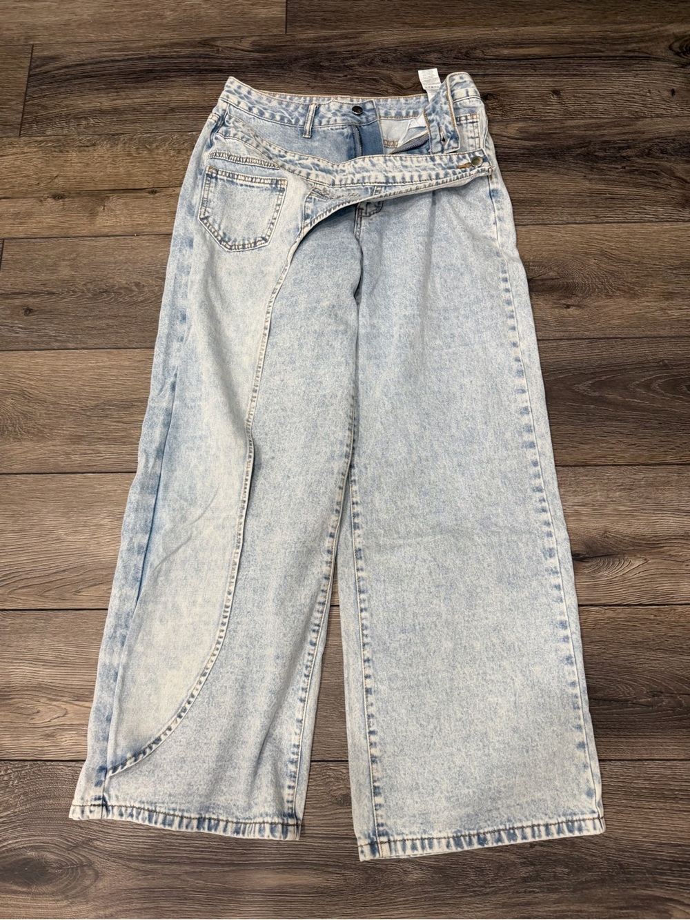 Wide Leg High-Rise Light Wash Jeans - Women's